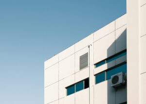 Klimaanlage von außen an Gebäude