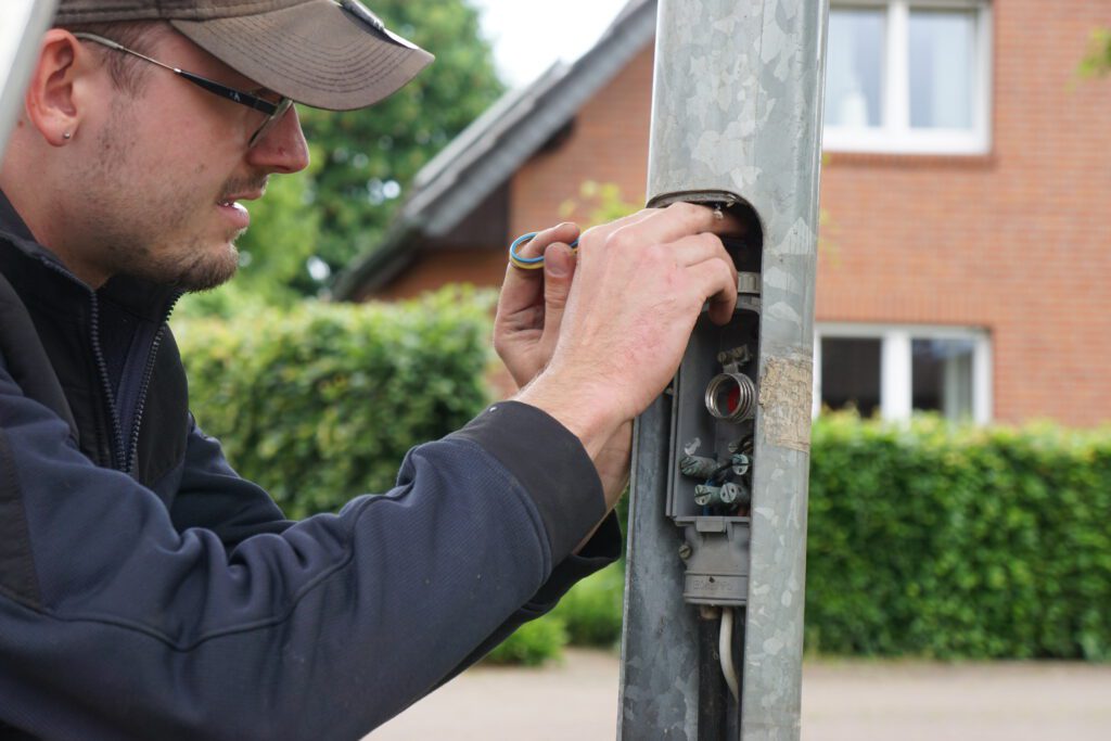 elektrische arbeiten an einer straßenlaterne